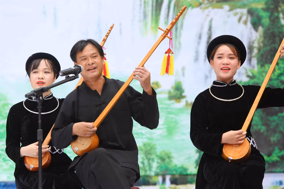 天曲成为了民族同胞的精神支柱，鼓励他们克服生活中的种种困难。获得联合国教科文组织的认可，天曲真正开始新征程，为推崇与保护越南传统文化及风俗做出贡献。图自 越通社