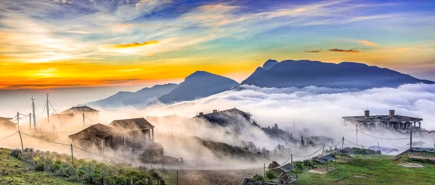 母山峰顶云海美不胜收景色。图自越通社
