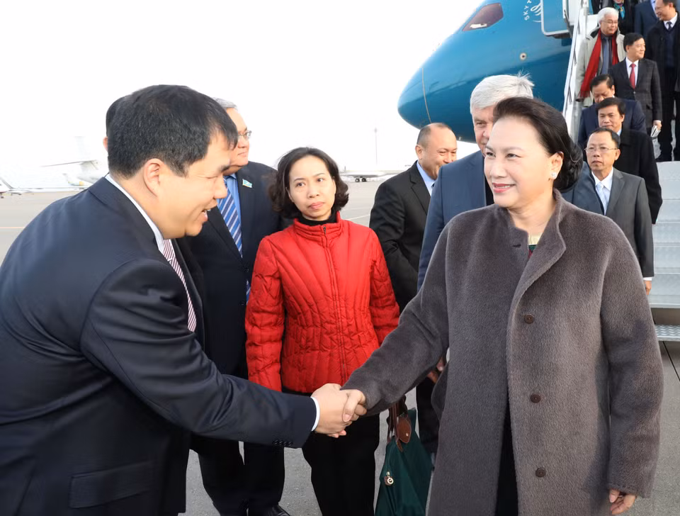 国会主席阮氏金银抵达阿斯塔纳纳扎巴尔耶夫国际机场。（图片来源：越通社）