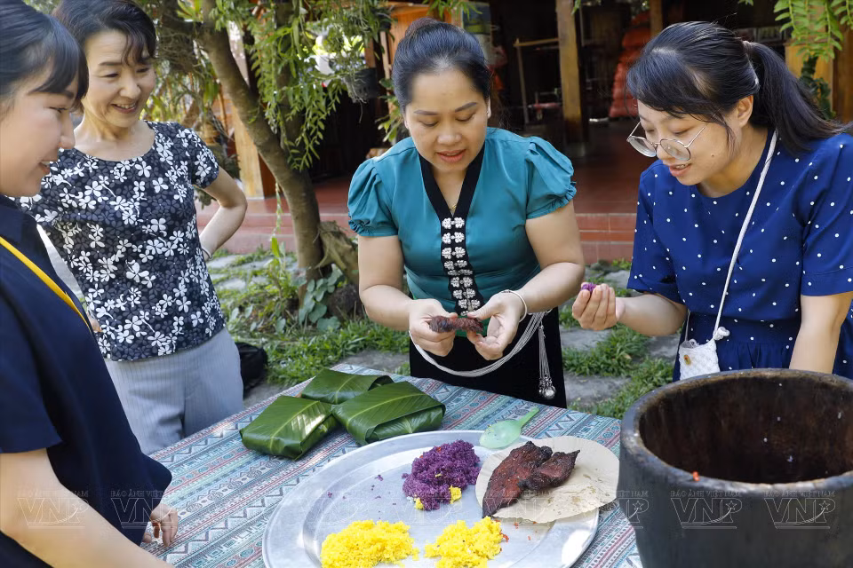 对芒炉人来说，五色糯米饭可跟泰族同胞烟熏肉一起吃，被视为最佳的搭配。图自越通社