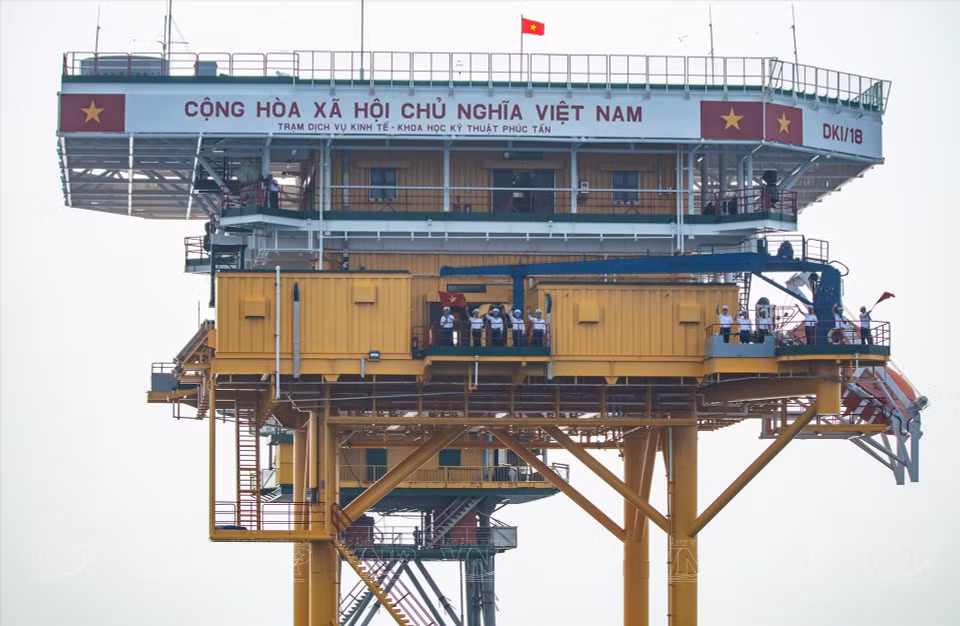 DK1海上高脚屋干部与战士迎接工作代表团到访。图自越通社/越南画报