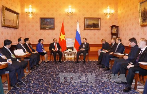  阮春福总理与俄罗斯总理梅德韦杰夫举行会谈。