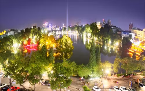 还剑湖美丽的夜景（图片来源：新河内报）