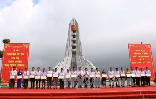 后江省举行越南伤残军人与烈士日70周年纪念典礼。（图片来源：越通社）