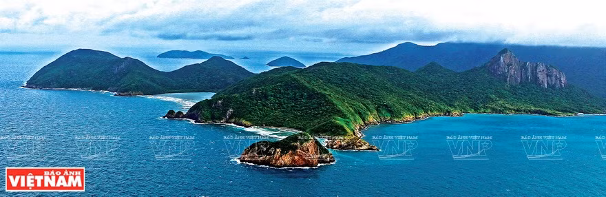 摄影师简青山在《越南海洋岛屿鸟瞰图》展览会上展示的一些作品。图自《越南画报》