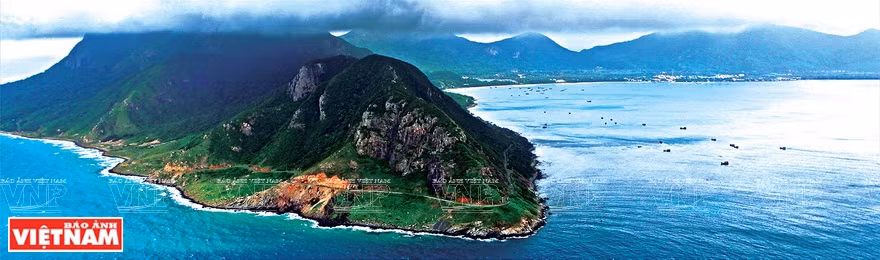 摄影师简青山在《越南海洋岛屿鸟瞰图》展览会上展示的一些作品。图自《越南画报》