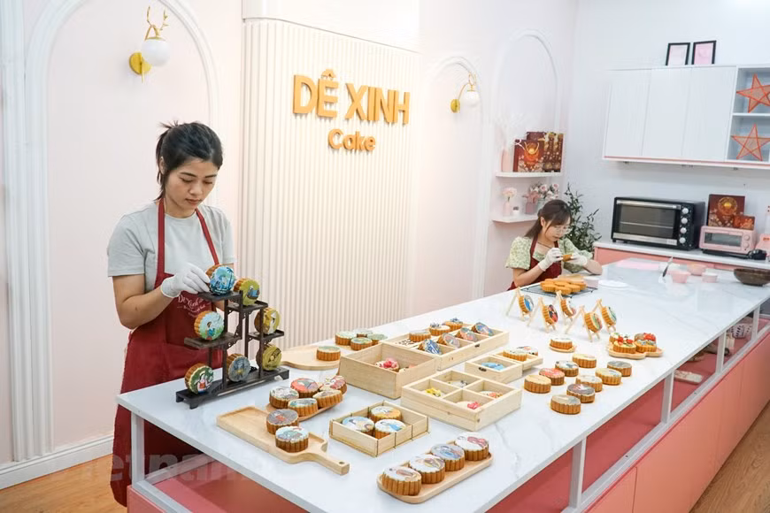目前，除了制作月饼之外，阮氏垂杨还开了一个月饼制作培训班。图自Vietnam+