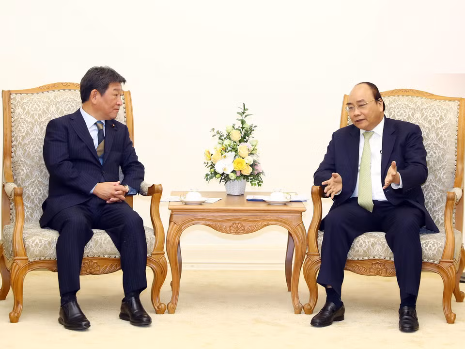越南政府总理阮春福（右）与日本经济贸易和工业省大臣茂木敏充（Motegi Toshimitsu）。（图片来源：越通社）