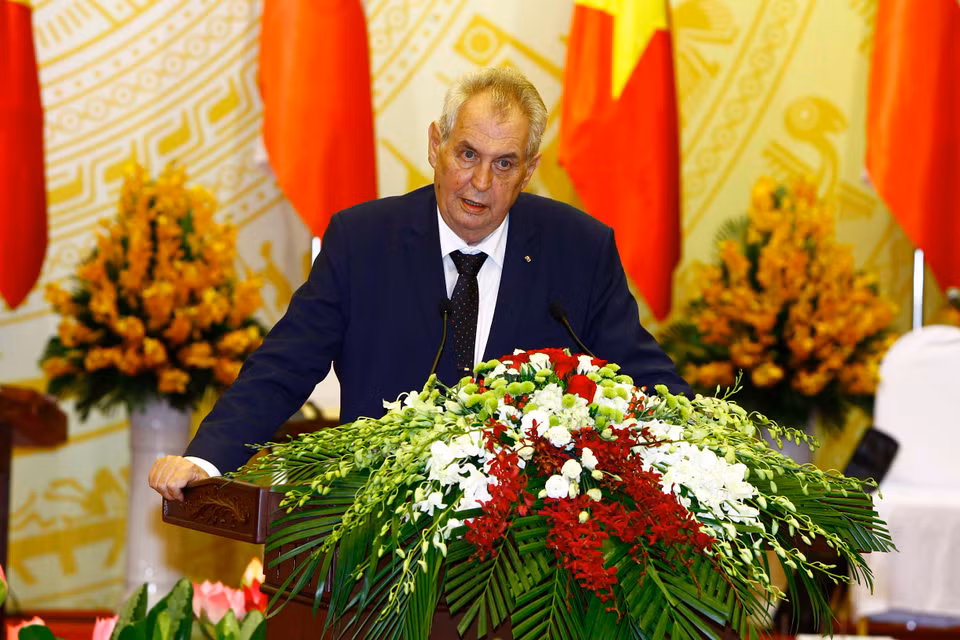 米洛什·泽曼总统在招待宴会上发表讲话。