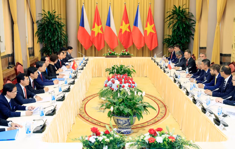 陈大光与捷克总统米洛什·泽曼举行会谈。