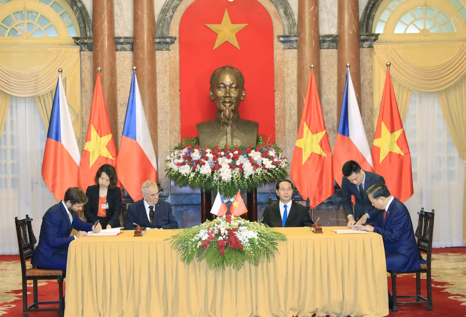 陈大光与米洛什·泽曼共同出席两国合作文件的签字仪式，包括：《被判刑人员移交协定》；《预防和打击违法犯罪合作协议》等。 