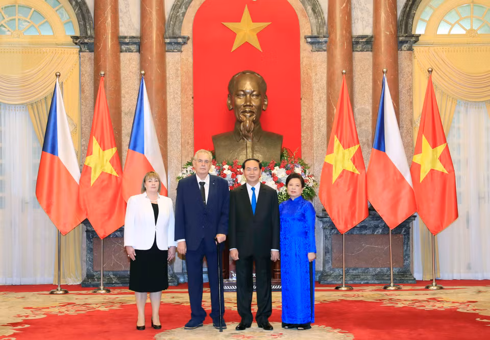 陈大光主席和夫人与米洛什·泽曼总统和夫人合影。