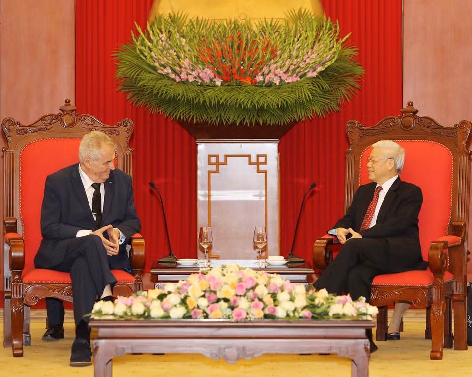 越共中央总书记阮富仲6月7日下午在党中央总部亲切会见会见正在对越南进行国事访问的捷克共和国总统米洛什·泽曼。