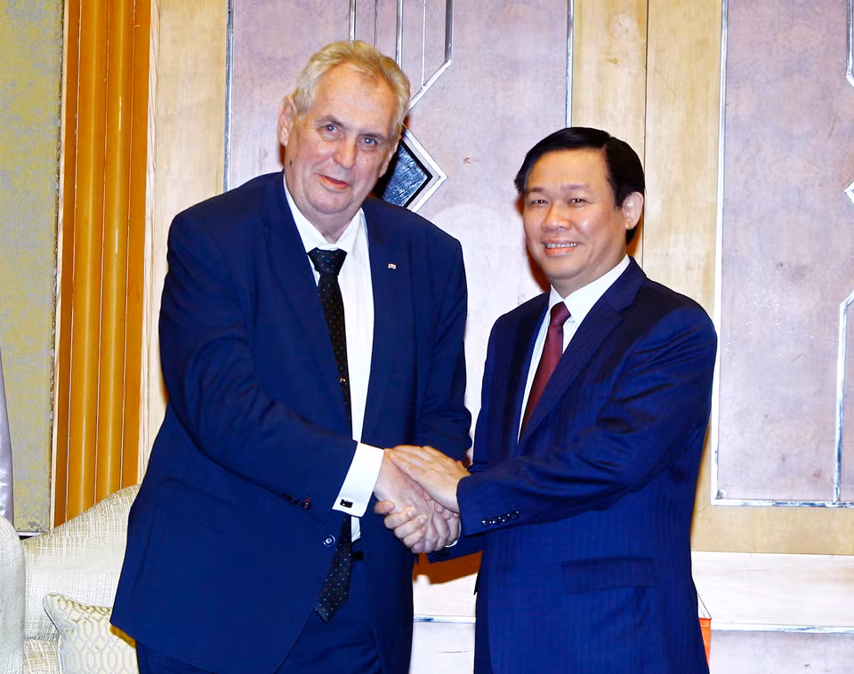 越南政府副总理王廷惠6月7日在河内会见正在对越南进行国事访问的捷克共和国总统米洛什·泽曼。