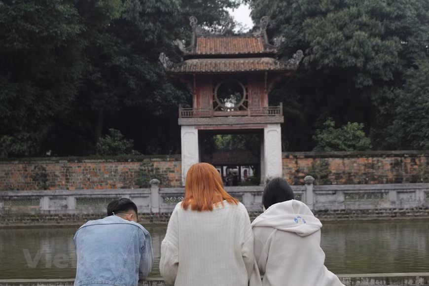 文化体育旅游局还要求各郡县和有关机关指导和引导各历史文化遗迹区制定疫情防控方案和计划，做好各方面的准备。各地方鼓励参加在各遗迹区举行的各项活动的游客需接种两剂新冠疫苗以上或持有72小时内新冠病毒PCR检测阴性结果，在各历史文化前放置洗手液等。图自Vietnam+
