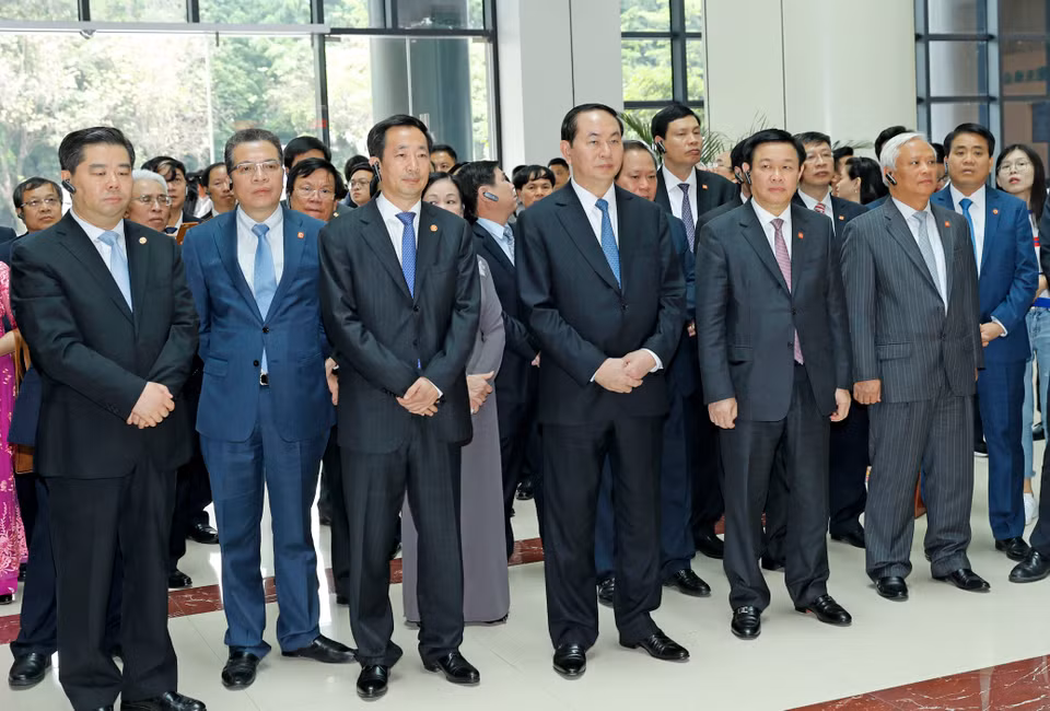 国家主席陈大光一行造访福州市行政服务中心。（图片来源：越通社）