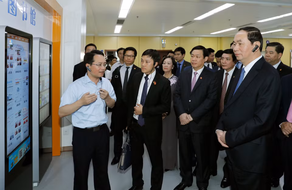 国家主席陈大光一行造访福州市行政服务中心。（图片来源：越通社）