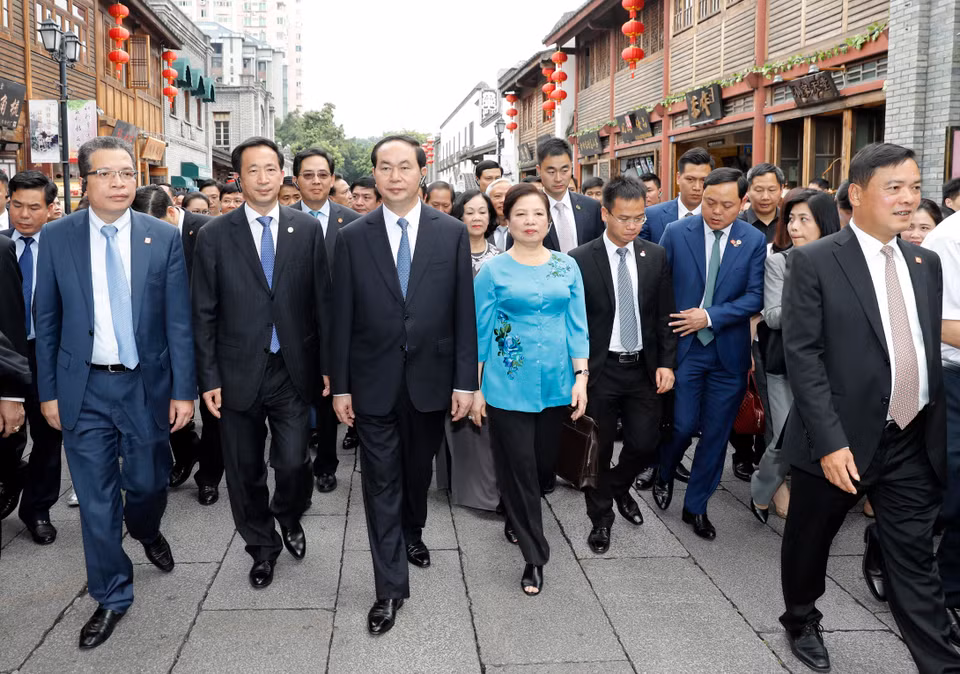 国家主席陈大光一行参观福州市古街。（图片来源：越通社）