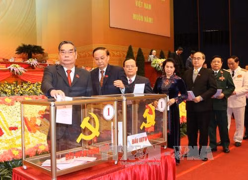  越共中央书记处书记常务书记黎鸿英投票选出越共第十二届中央委员会。（图片来源：越通社）