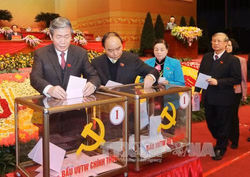  越共中央书记处书记、中央宣教部部长丁世兄投票选出越共第十二届中央委员会。（图片来源：越通社）