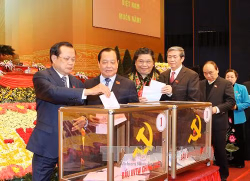  范光毅同志和黎青海同志投票选出越共第十二届中央委员会。（图片来源：越通社）