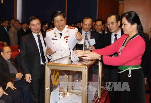  与会代表参加投票选出越共第十二届中央委员会。（图片来源：越通社）