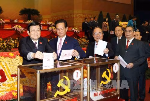  越南国家主席张晋创投票选出越共第十二届中央委员会。（图片来源：越通社）