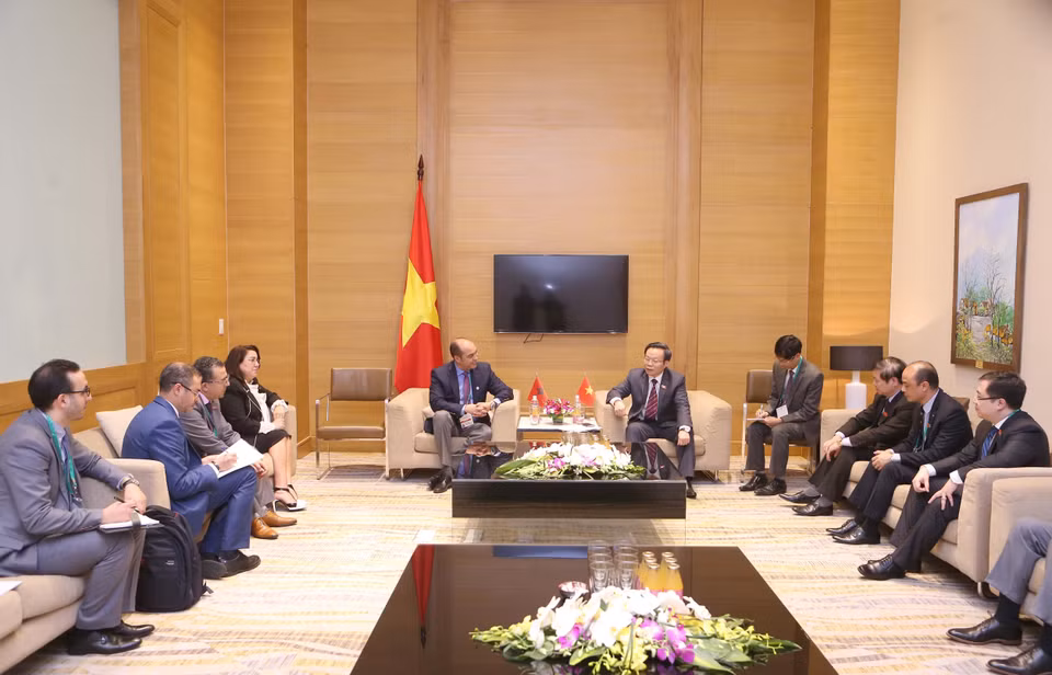 越南国会副主席冯国显（右）会见摩洛哥参议院副议长穆罕默德•乌兹尼。（图片来源：越通社）