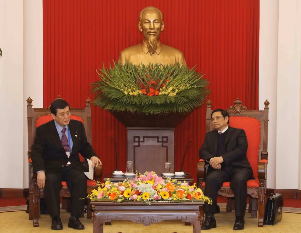 越共中央组织部部长范明正（右）会见日本众议院宪法研究委员会主任柳本卓治。（图片来源：越通社）