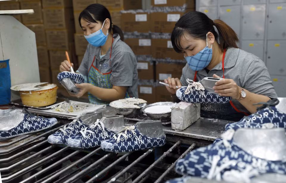 河西纺织化学有限公司皮鞋生产活动。图片来源：越通社 