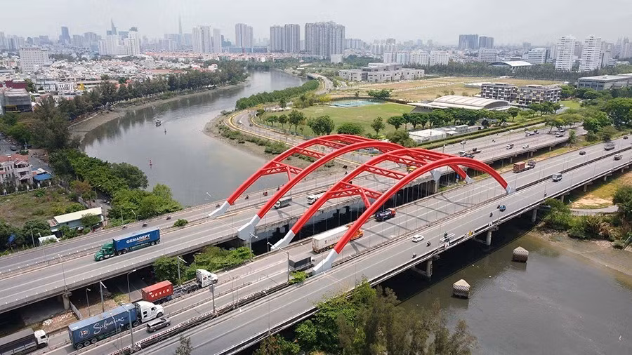 胡志明市富美兴都市区阮文玲大道上的大翁桥。图自越通社