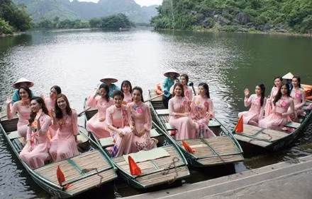 2019年华闾选美比赛前15名佳丽21日参观游览长安旅游景点。图自宁平省政府门户网站