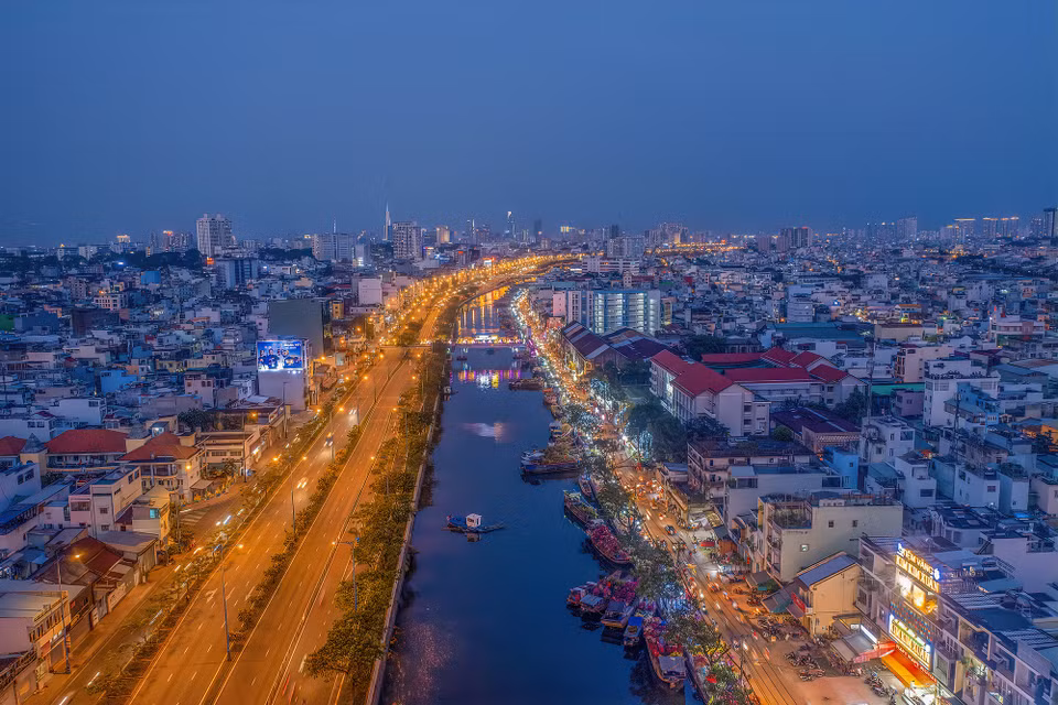 武文杰大路（原称东西大路），是连接东部和西部各省的一条公路，助力推进胡志明市和南部、南中部、西原经济发展的战略干线。