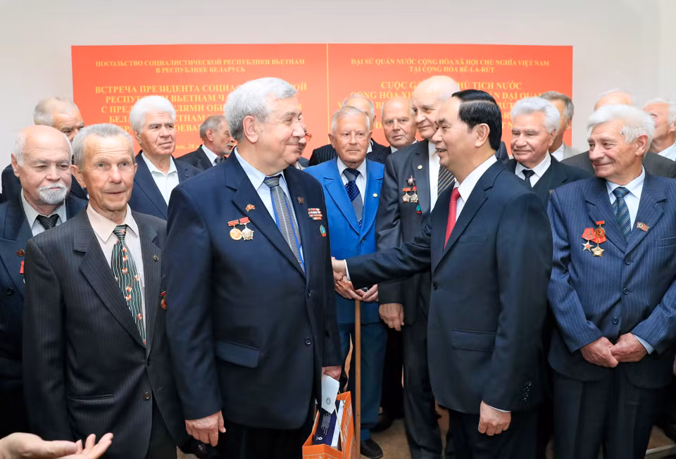 国家主席陈大光亲切会见白越友好协会代表和援越的白俄罗斯老战士。（图片来源：越通社）