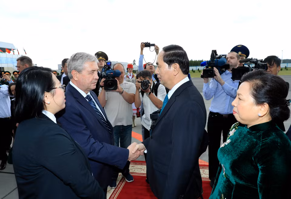 白俄罗斯政府副总理弗拉基米尔·谢马什科到机场迎接。（图片来源：越通社）