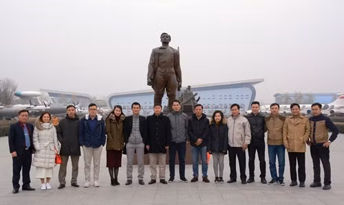 越南人民军青年军官代表团参观中国航空博物馆。
