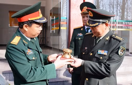 陈曰能中校向黎力大校赠送纪念品。