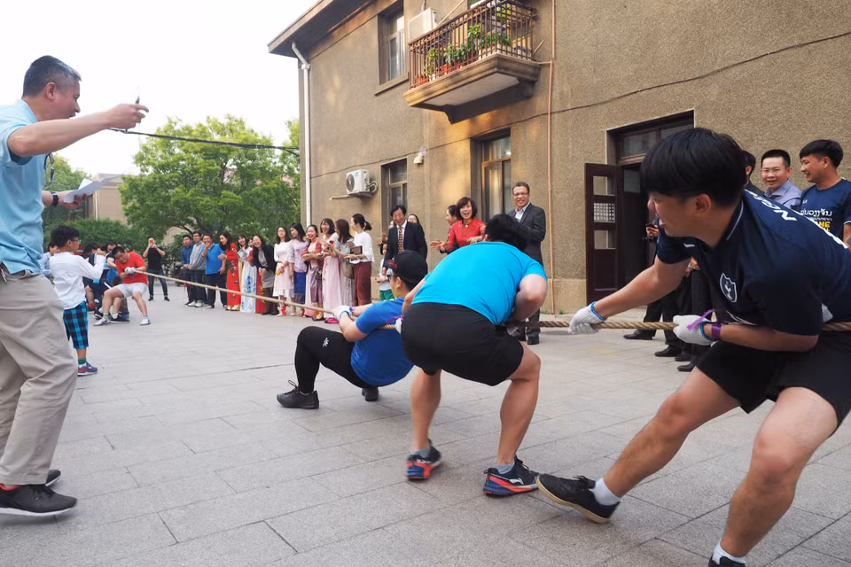 越南和老挝驻中国大使馆干部职工参加拔河比赛。越通社记者 梁俊 摄