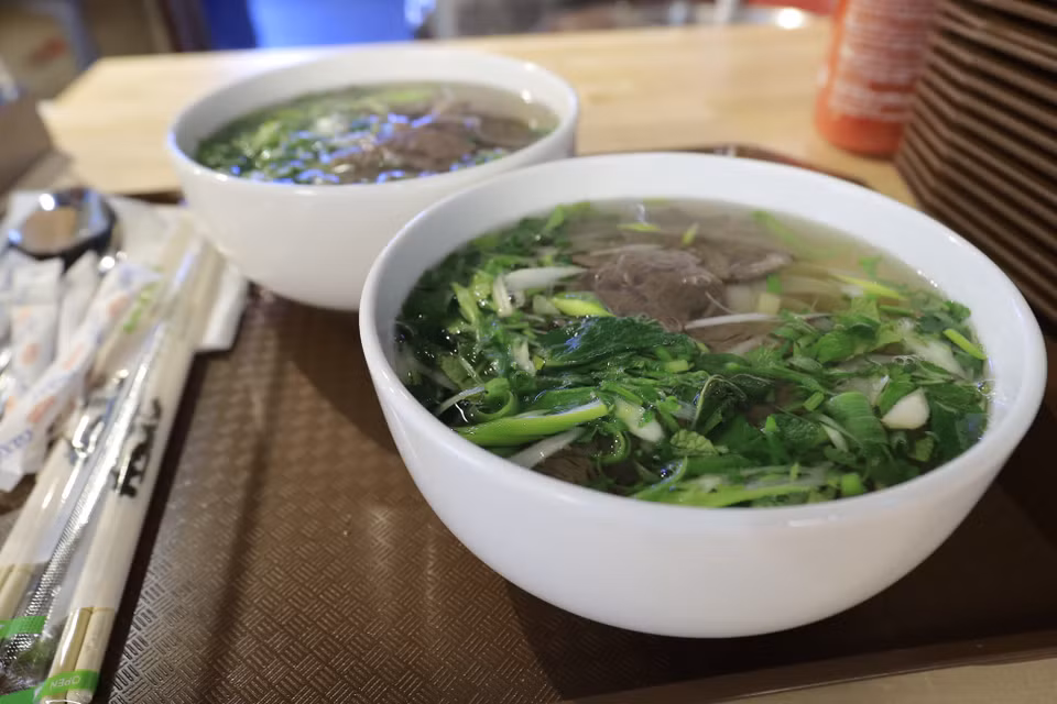牛肉粉是各家越南餐厅乃至伊热夫斯克市亚洲餐厅的招牌菜。图自越通社