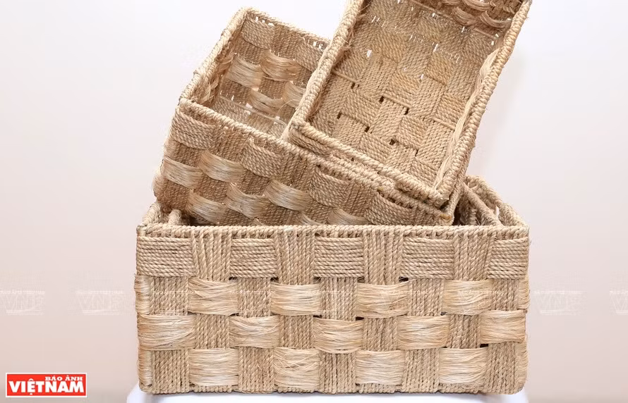 使用香蕉树纤维编织的各种手工艺品。图自 越通社