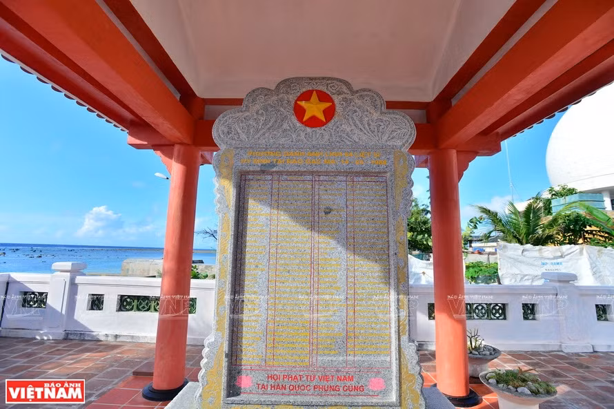 寺院里还设有缅怀在鬼鹿角礁牺牲的64名海军战士的功劳的纪念碑。图自越通社