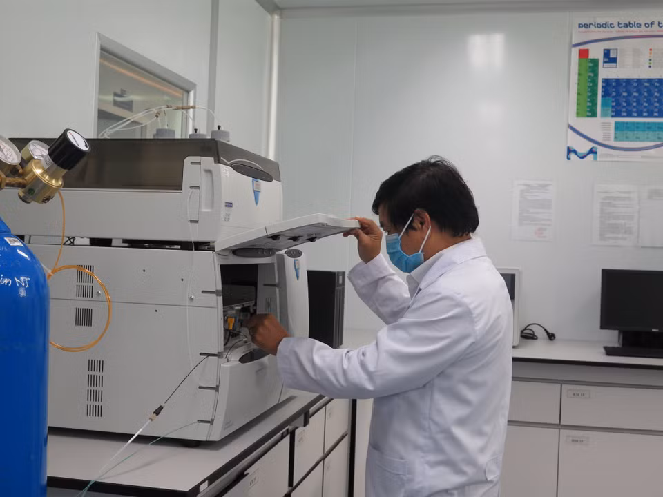 Covivac疫苗质量检测的步骤之一。图自越通社