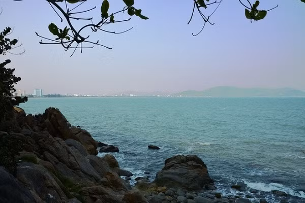 探访朗滩：在朗滩丘脚下的庞大石鸾滩给游客们留下了非常深刻的印象。山清水秀和像卵子一样圆圆的石块在海浪中突出玄奥的之美。