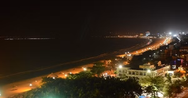 喝咖啡欣赏归仁海滩夜景