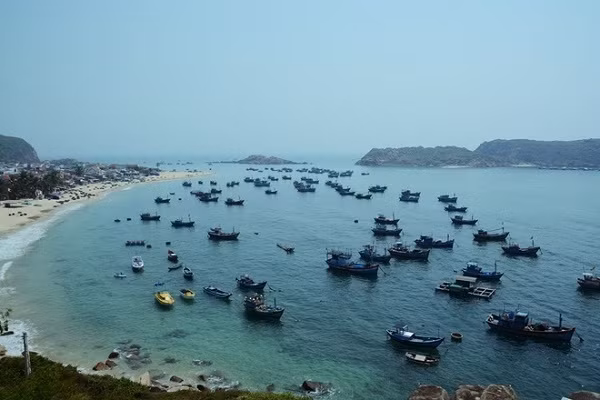 海南渔村位于仁海乡，邻近枯岛码头。渔村的荒疏风景将给游客有趣的印象。
