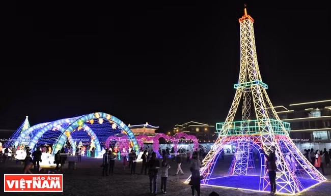 巴黎埃菲尔铁塔模拟灯笼（图片来源：越通社）