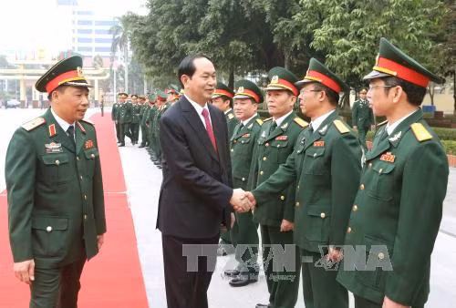 啊陈大光主席​探访越南国防部所属国防学院（图片来源：越通社）
