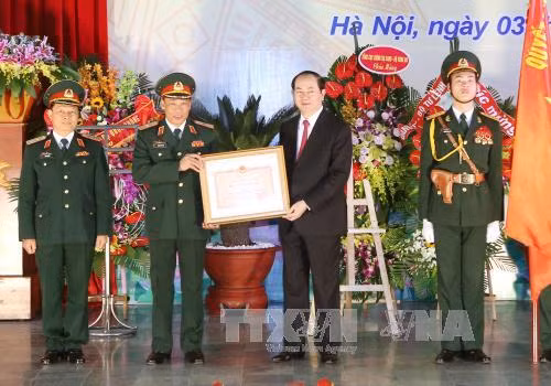 陈大光主席向越南国防学院颁发《一级独立勋章荣誉证书》（图片来源：越通社）