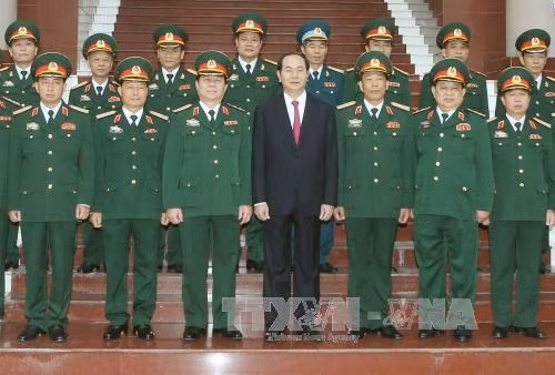 陈大光主席与越南国防学院领导干部合影（图片来源：越通社）