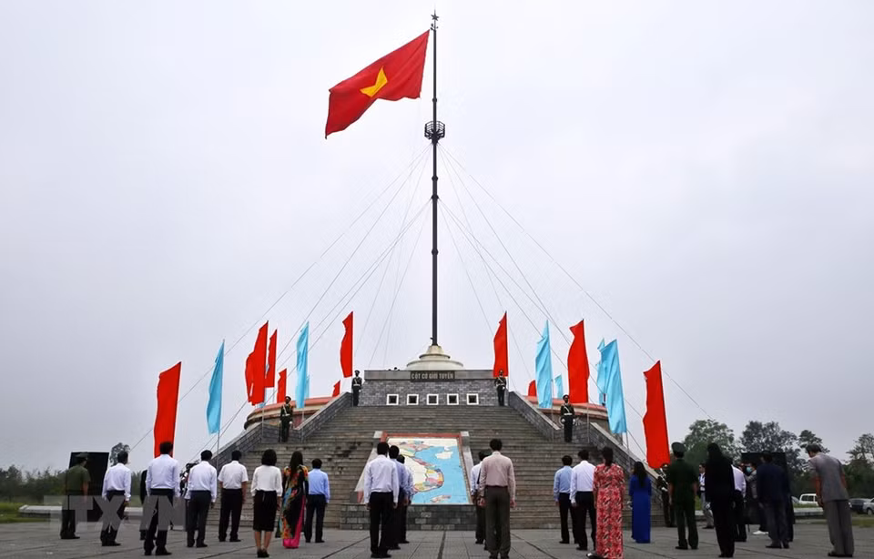 当天上午，广治省在永灵县贤良-滨海两岸国家级特殊遗迹区隆重举行“江山统一”升旗仪式，纪念越南南方完全解放，国家统一45周年和广治省解放48周年。